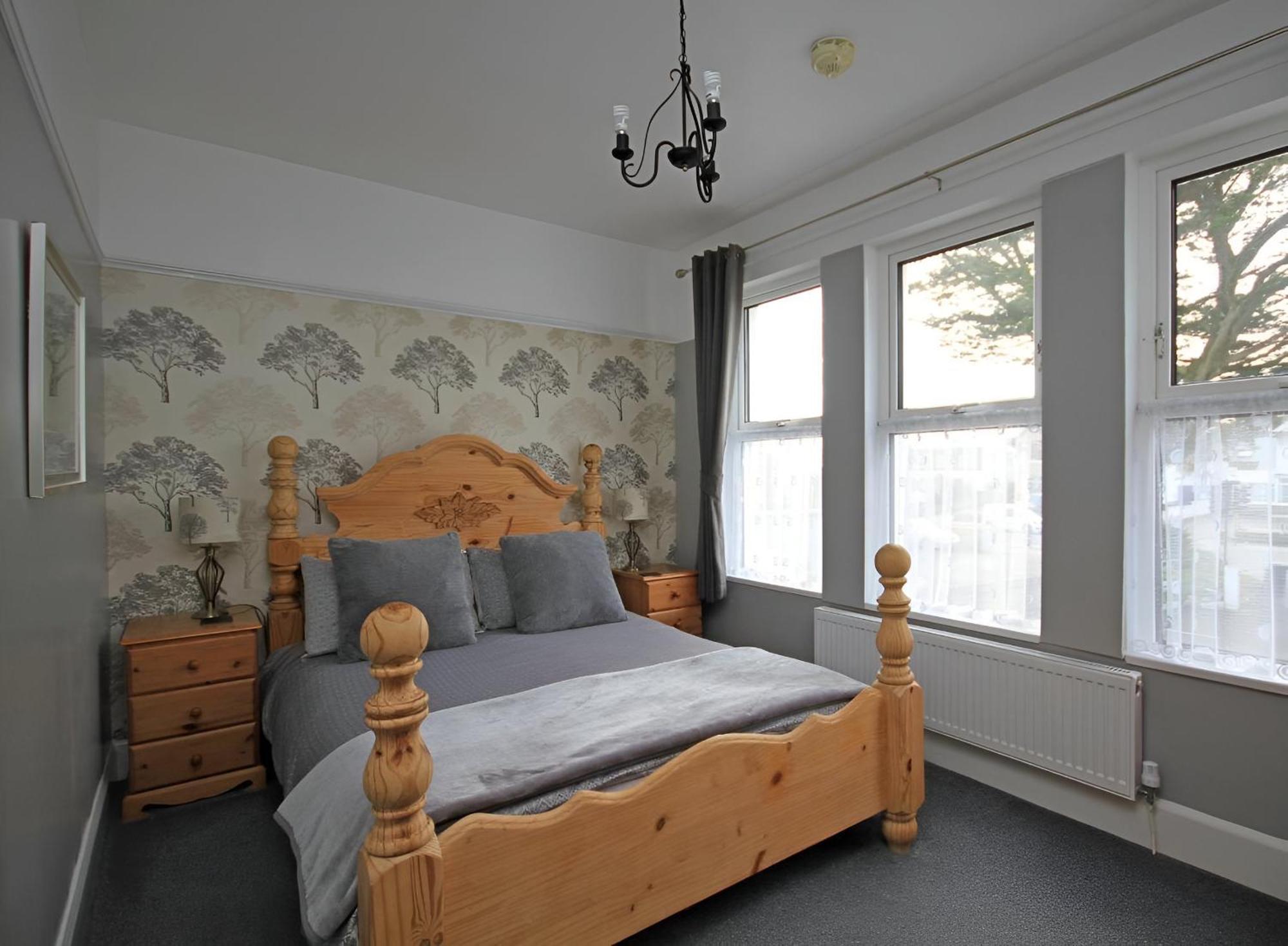 Pine Lodge Hotel New Quay エクステリア 写真