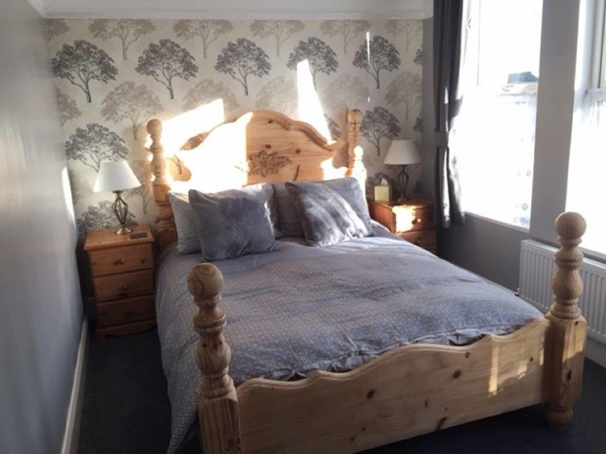 Pine Lodge Hotel New Quay エクステリア 写真